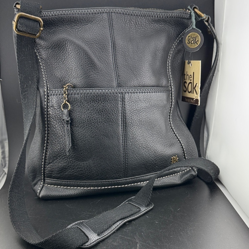 The Sak Iris Crossbody Bag Black Leather Pebbled Adjustable Strap Zippers Lined
